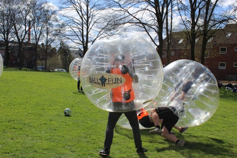 Deltagere spiller bumper ball på en græsplæne